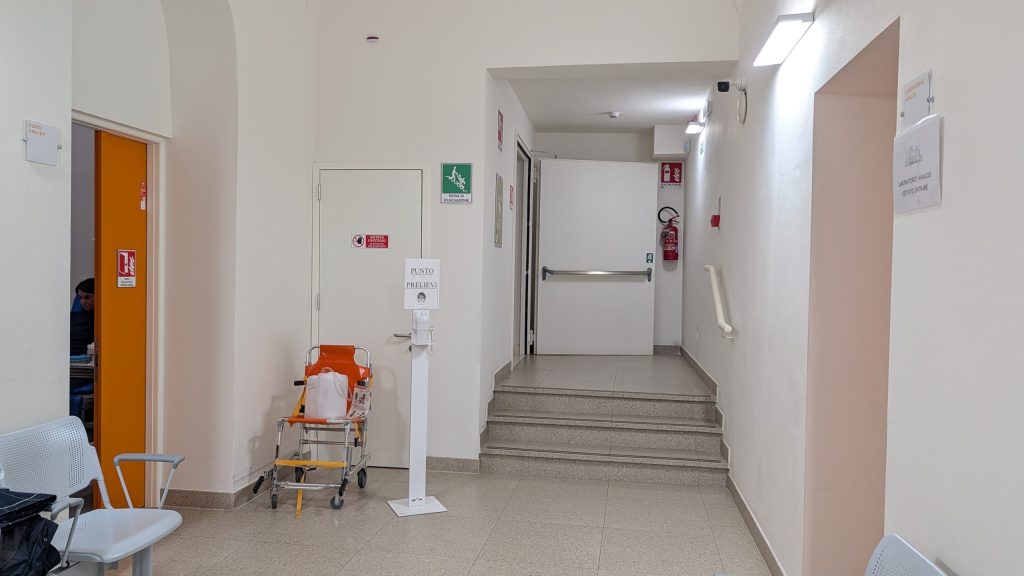 Corridoio di accettazione e sedute di attesa del Centro Medico Zanardi a Bologna
