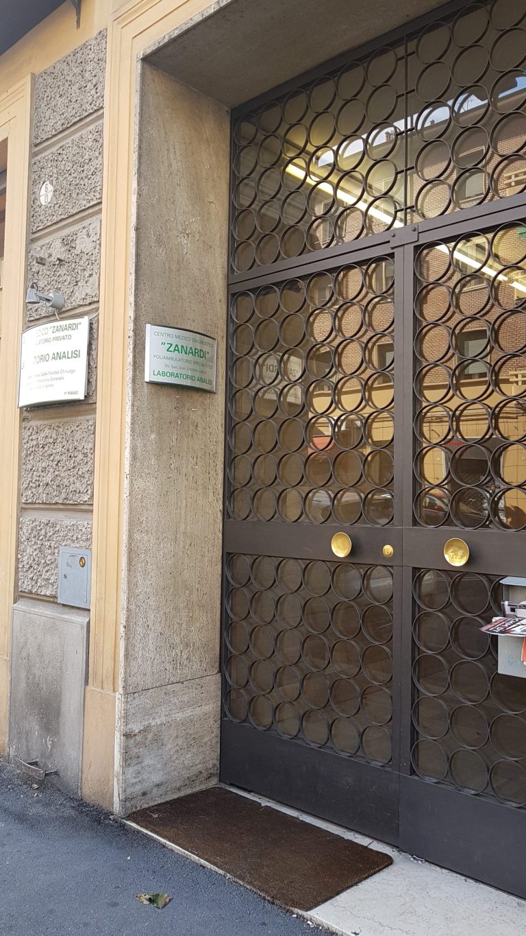 Ingresso del Centro Medico Diagnostico Zanardi in via Zanardi 6 a Bologna